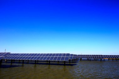 Su üzerindeki güneş panelleri