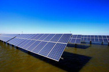 Su üzerindeki güneş panelleri