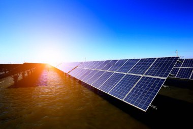 Su üzerindeki güneş panelleri