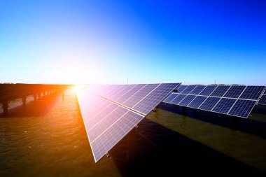 Su üzerindeki güneş panelleri