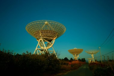 Bir radyo teleskop gözlemevinin silüeti.