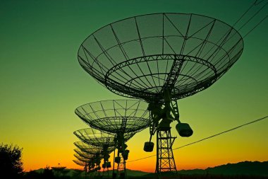 Bir radyo teleskop gözlemevinin silüeti.