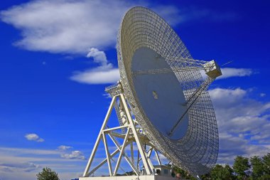 Gözlemevi radyo teleskopu.