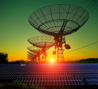 Radyo teleskop gözlemevi ve güneş panelleri