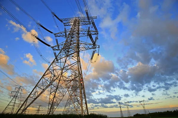 Elektrik kulesi, gün batımında siluet.