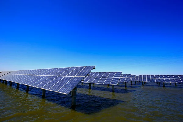 Sonnenkollektoren Auf Dem Wasser — Stockfoto