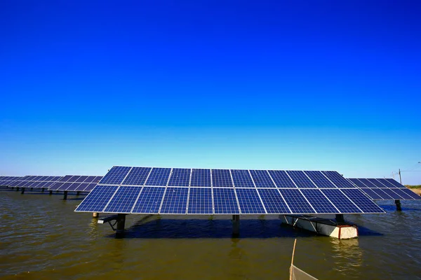 Su üzerindeki güneş panelleri