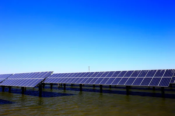 Su üzerindeki güneş panelleri