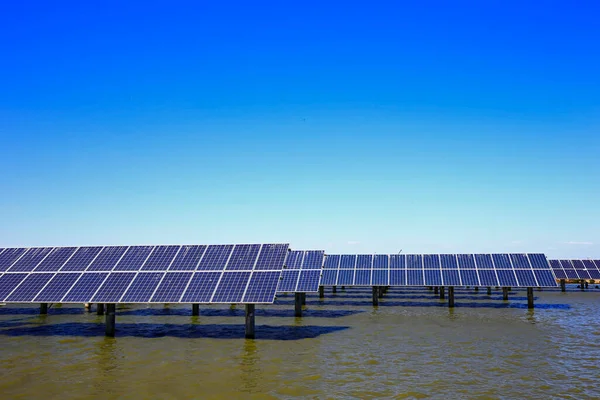 Su üzerindeki güneş panelleri