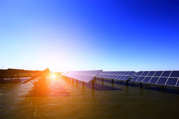 Sonnenkollektoren Auf Dem Wasser — Stockfoto