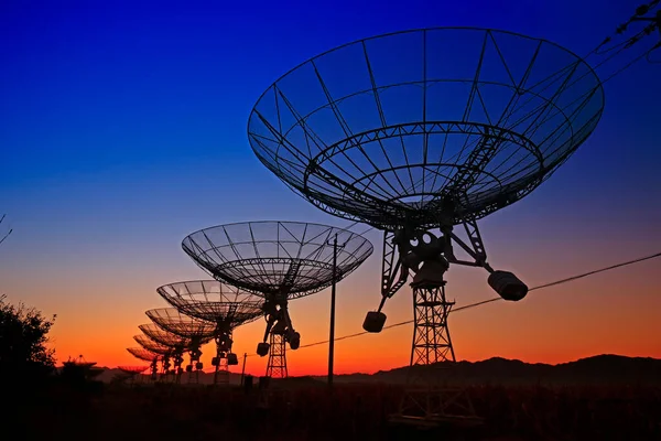 Silhuetten Ett Radioteleskopobservatorium — Stockfoto