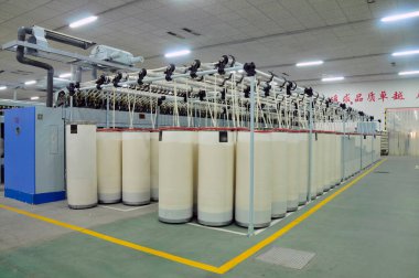 Örgü üretim hattı fabrikasında pamuk grubu 