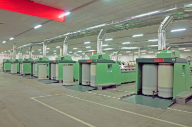 Örgü üretim hattı fabrikasında pamuk grubu 