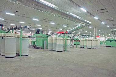 Örgü üretim hattı fabrikasında pamuk grubu 