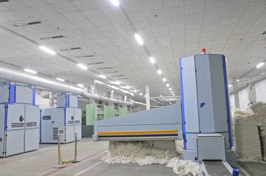 Atölyede dönen değirmen ekipmanları 