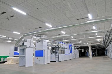 Atölyede dönen değirmen ekipmanları 