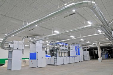 Atölyede dönen değirmen ekipmanları 