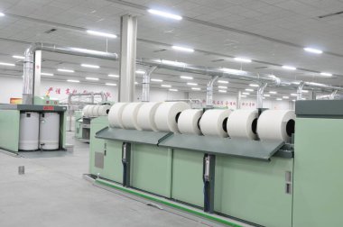 Örgü üretim hattı fabrikasında pamuk grubu 