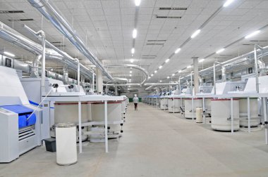 Atölyede dönen değirmen ekipmanları 