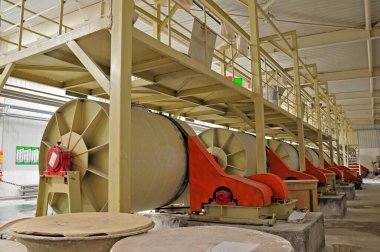 Seramik fabrika ekipmanları. Çok temiz ve düzenli.