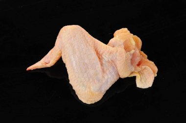 Siyah arka planda tavuk kanatları