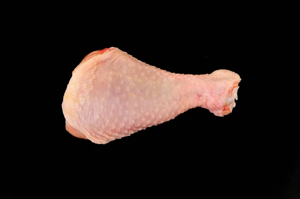 Siyah Arka Planda Çiğ Tavuk Bacağı — Stok fotoğraf