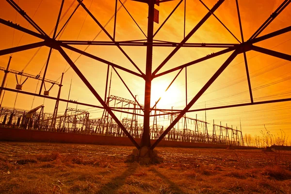 Elektrische Energie Aus Draht Bei Sonnenuntergang — Stockfoto