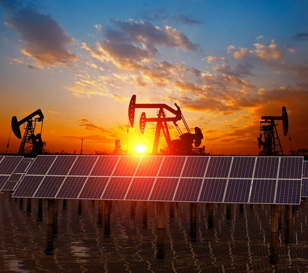 Conceito Energia Energia Limpa Bomba Óleo Com Painéis Solares Pôr — Fotografia de Stock