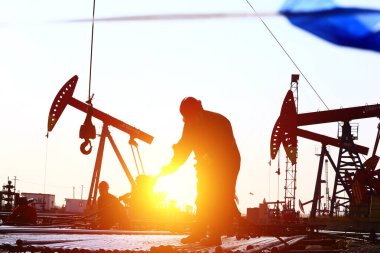 Petrol işçileri çalışıyor.