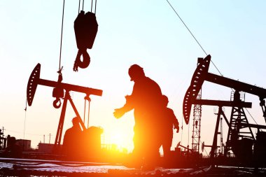 Petrol işçileri çalışıyor.