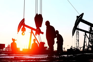 Petrol işçileri çalışıyor.