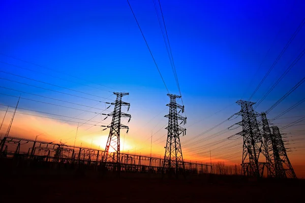 Elektrik kuleleri, güç ekipmanları.