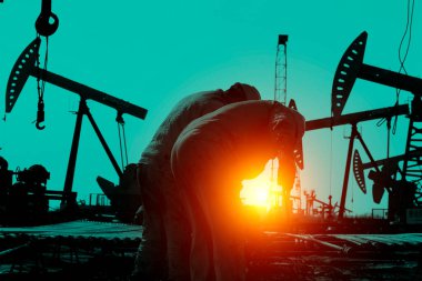 Petrol işçileri çalışıyor.