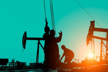 Petrol işçileri çalışıyor.