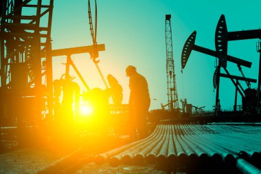 Petrol işçileri çalışıyor.