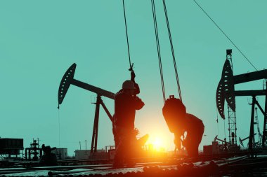 Petrol işçileri çalışıyor.