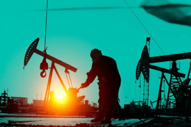 Petrol işçileri çalışıyor.