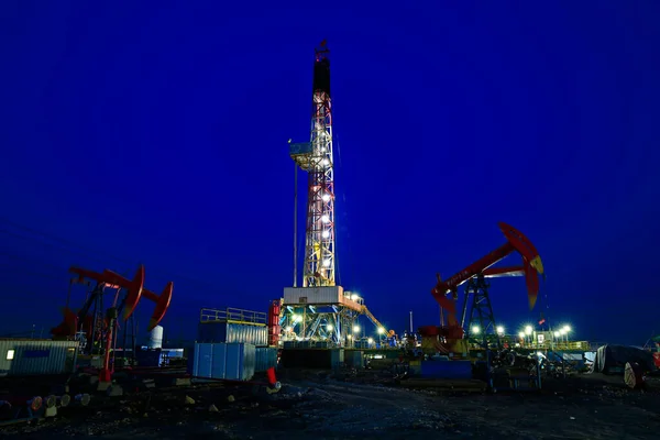 Akşamları petrol sondaj kulesi