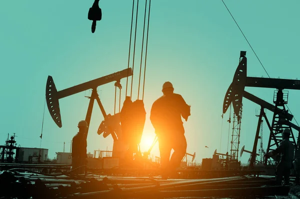 Petrol işçileri çalışıyor.