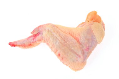 Beyaz arka planda çiğ tavuk kanadı.