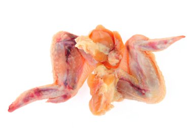 Beyaz arka planda çiğ tavuk kanadı.