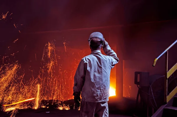 製鉄所における製錬業の火花 — ストック写真