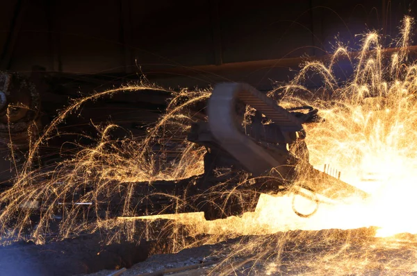 製鉄所における製錬業の火花 — ストック写真