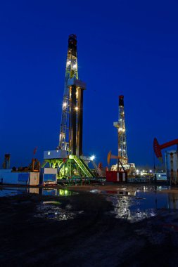 Bu güzel gecede petrol sondaj platformu