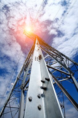 Yüksek voltajlı elektrik kulesi hattı 