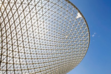 Arka plan olarak çelik yapı geometri inşaatı