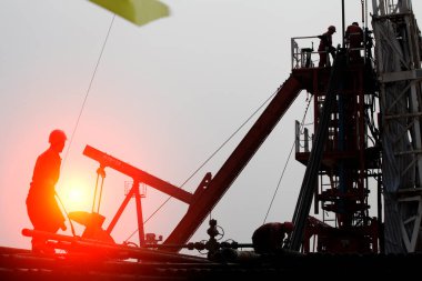 Petrol sondajı araştırması, petrol işçileri