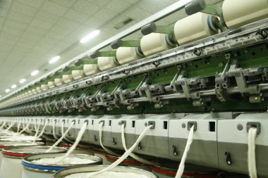 Örgü üretim hattı fabrikasında pamuk grubu 