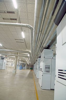 Atölyede dönen değirmen ekipmanları 