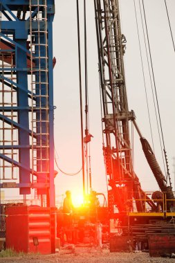 Petrol sondajı araştırması, petrol işçileri